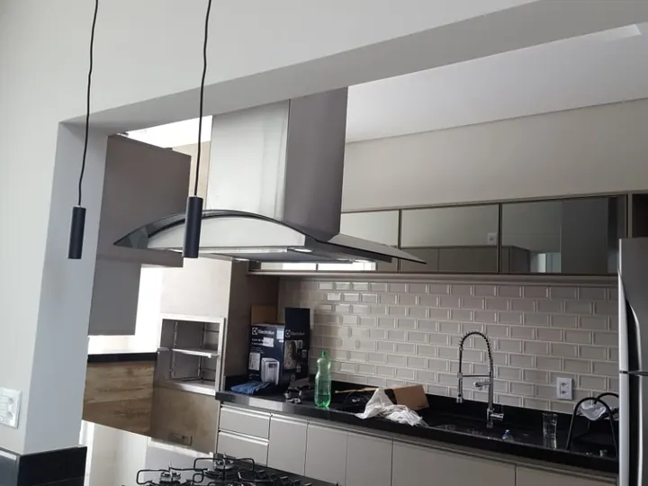 Coifa residencial de ilha com vidro curvo instalada em cozinha de Limeira