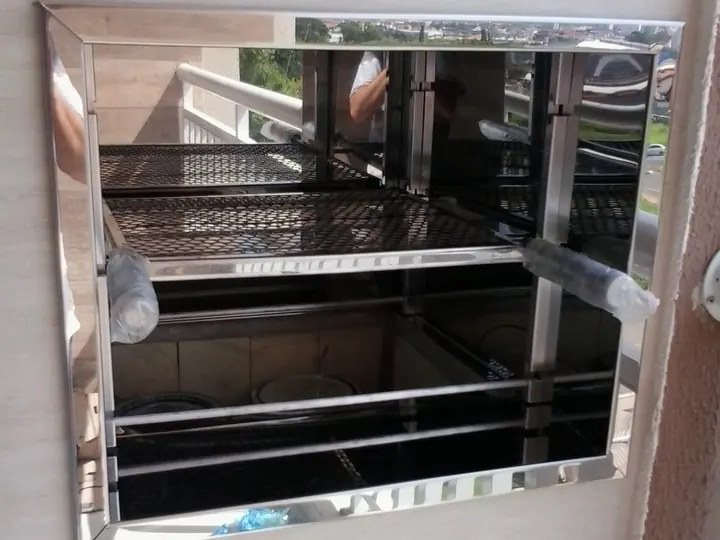 Churrasqueira com moldura e grelhas em inox
