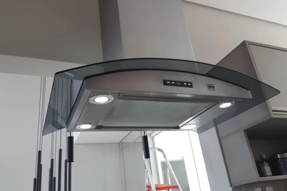 Coifa de vidro curvo instalada pela Coifas MM